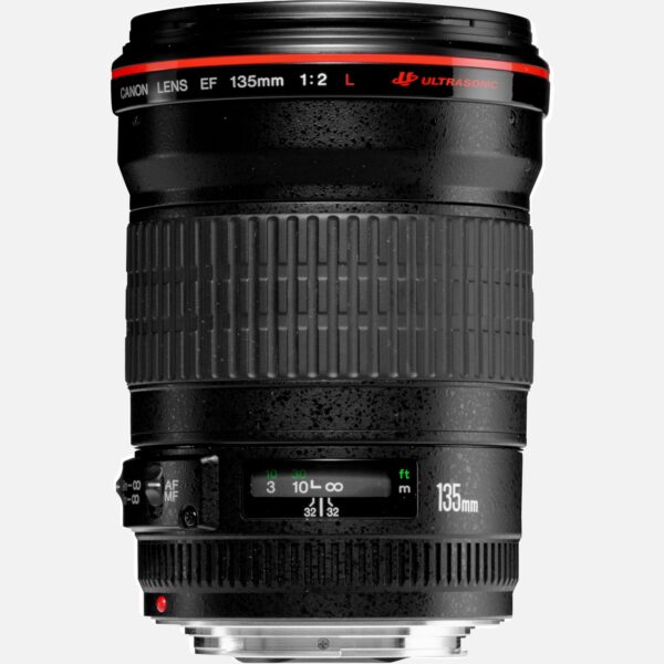 Das EF 135mm f/2L USM ist ein vielseitiges Teleobjektiv mit langer Brennweite und hoher Lichtstrke von 1:2. Es ermglicht die gezielte Steuerung der Schrfentiefe und ist ideal fr die Portrt- und Sportfotografie. Dank der 8-Lamellen-Irisblende isoliert es das Motiv gegen ein attraktives Bokeh und ermglicht mit seiner hohen Lichtstrke zudem Low-Light-Aufnahmen aus der freien Hand. Vorteile Das Objektiv ist ideal fr Portrt- und Hallensport-Aufnahmen Festbrennweite mit hoher Lichtstrke fr Low-Light-Aufnahmen Scharfe, kontrastreiche Aufnahmen dank Super UD (Ultra-low Dispersion) Linsen, die chromatische Aberrationen unterdrcken Super Spectra Vergtung zur Unterdrckung von Streulicht und Blendenreflexionen Der integrierte Ultraschallmotor (USM) sorgt fr einen schnellen und leisen Autofokus, der sich jederzeit manuell anpassen lsst Kompatibel mit allen Canon DSLR-Kameras sowie mit spiegellosen Systemkameras der EOS M Serie mit optionalem EF-EOS M Adapter Lieferumfang EF 135mm f/2L USM Objektivdeckel E-72U Objektivdeckel E Objektivtasche LP1219 Streulichtblende ET-78II Benutzerhandbuch Gut geeignet fr Hallensport * Personen * Hochzeiten & Veranstaltungen * Alle technischen Daten zeigen