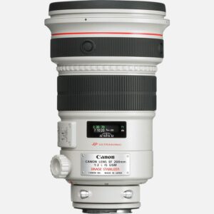 Das EF 200mm f/2L IS USM ist ein uerst lichtstarkes mittleres Teleobjektiv und ideal fr Actionaufnahmen beim Hallensport oder in der Natur. Die sehr hohe Lichtstrke von 1:2 ermglicht eine gezielte Steuerung der Schrfentiefe, mit der das Motiv gegen ein attraktives Bokeh hervorgehoben wird und das sogar bei wenig Licht. Der 5-Stufen-Bildstabilisator ermglicht bis zu 5-mal lngere Belichtungszeiten ohne eine wahrnehmbare Verwacklungsunschrfe bei Aufnahmen aus der freien Hand. Als Teil der professionellen Canon Flaggschiff L Serie ist das Objektiv besonders robust und vor Staub und Spritzwasser geschtzt. Vorteile Ein leistungsstarkes mittleres Teleobjektiv mit hoher Lichtstrke von 1:2 fr optimale Ergebnisse bei wenig Licht und in Innenrumen Der optische 5-Stufen-Bildstabilisator kompensiert Kamerawackler und ermglicht selbst bei wenig Licht Aufnahmen aus der freien Hand Der integrierte Ultraschallmotor (USM) sorgt fr einen schnellen und leisen Autofokus, der sich jederzeit manuell anpassen lsst Als Teil der professionellen Canon Flaggschiff L Serie ist das Objektiv besonders robust und vor Staub und Spritzwasser geschtzt Zur Optimierung der Abbildungsqualitt nutzt das Objektiv zwei unterschiedliche Linsentypen: Flourit- und UD-Linsen (Ultra-low Dispersion) sorgen fr die Unterdrckung chromatischer Aberrationen Kompatibel mit allen Canon DSLR-Kameras sowie mit spiegellosen Systemkameras der EOS M Serie mit optionalem EF-EOS M Adapter Lieferumfang EF 200mm f/2L IS USM Gelatinefilter-Halter 52 (Einsteckfilter) Objektivdeckel E-145C Objektivdeckel E Breiter Objektiv-Trageriemen Streulichtblende ET-120B Objektivkoffer200 Benutzerhandbuch Gut geeignet fr Hallensport * Natur * Action Alle technischen Daten zeigen