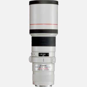 Das EF 400mm f/5.6L USM ist ein Supertele-Objektiv mit einer auergewhnlichen optischen Leistung. Es ist besonders mobil und einfach zu handhaben und daher ideal fr die Reise und die Aufnahme von wild lebenden Tieren aus der Entfernung bei Naturfotografen extrem beliebt. Das Objektiv bietet eine integrierte Streulichtblende und eine abnehmbare Stativbefestigung, die dann zum Einsatz kommt, wenn mehr Stabilitt gefordert ist. Der integrierte Ultraschallmotor (USM) sorgt fr einen schnellen und leisen Autofokus, der sich jederzeit manuell anpassen lsst. Super UD (Ultra-low Dispersion) Linsen reduzieren chromatische Aberrationen und sorgen so fr ein scharfes Bild von der Mitte bis zum Rand. Vorteile Ein leichtes und kompaktes Supertele-Objektiv fr die Natur-Fotografie Das optische System enthlt eine UD-Linse und eine Linse aus Super-UD-Glas, dessen Eigenschaften mit denen von Fluoritglas vergleichbar sind. Das sorgt fr exzellente Schrfe von der Bildmitte bis zum Rand. Dank des reaktionsschnellen Autofokus mit Ultraschallmotor (USM) kann man auch flchtige Augenblicke festhalten Das Objektiv besitzt eine integrierte Streulichtblende und eine abnehmbare Stativbefestigung Kompatibel mit allen Canon DSLR-Kameras sowie mit spiegellosen Systemkameras der EOS M Serie mit optionalem EF-EOS M Adapter Lieferumfang EF 400mm f/5.6L USM Objektiv Objektivdeckel E77II Objektivdeckel E Tragegurt (ohne Schulterpolster) Benutzerhandbuch Gut geeignet fr Natur Action Alle technischen Daten zeigen