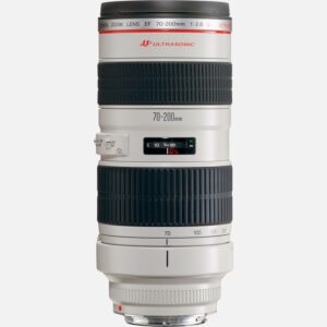 Das EF 70-200mm f/2.8L USM ist ein zuverlssiges und leistungsstarkes Telezoomobjektiv der professionellen L Serie, das dank seines groen Brennweitenbereichs sowie der hohen und konstanten Lichtstrke von 1:2,8 die maximale Kontrolle ber Belichtungszeit und Schrfentiefe bietet. Mit der Telebrennweite von 200mm kommt man auch an weiter entfernte Motive nah heran. Die 8-Lamellen-Irisblende ermglicht eine attraktive Hintergrundunschrfe, mit der sich das Motiv vor dem Hintergrund abhebt. Vorteile Ein professionelles Telezoomobjektiv der Canon L Serie fr die Natur- und Actionfotografie Als Teil der professionellen Canon Flaggschiff L Serie ist das Objektiv besonders robust und vor Staub und Spritzwasser geschtzt Die hohe Lichtstrke von 1:2,8 bleibt ber den gesamten Brennweitenbereich konstant ideal fr Low-Light-Aufnahmen aus der freien Hand Der integrierte Ultraschallmotor (USM) sorgt fr einen schnellen und leisen Autofokus, der sich jederzeit manuell anpassen lsst Kompatibel mit allen Canon DSLR-Kameras sowie mit spiegellosen Systemkameras der EOS M Serie mit optionalem EF-EOS M Adapter Lieferumfang EF 70-200mm f/2.8L USM Objektivdeckel E-77 II Objektivdeckel E Streulichtblende ET83II Objektivbeutel LZ1324 Tragegurt (ohne Schulterpolster) Benutzerhandbuch Gut geeignet fr Personen Hallensport * Action Mode * Hochzeiten & Veranstaltungen * Reportage * Alle technischen Daten zeigen