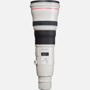 Das EF 800mm f/5.6L IS USM Superteleobjektiv ist erstaunlich leicht fr ein derartiges Objektiv und bietet dabei die lngste Brennweite aller Canon EF Objektive. Mit seiner enormen Vergrerung ist es ideal fr Natur- und Sportfotografen und auch fr spezielle Anwendungen im berwachungsbereich. Der integrierte optische 4-Stufen-Bildstabilisator reduziert Verwacklungsunschrfen und sorgt so auch bei Aufnahmen aus weiter Entfernung fr scharfe Bilder. Die automatische Schwenkerkennung deaktiviert den Bildstabilisator bei Schwenks in vertikaler oder horizontaler Richtung, wenn sich bewegende Motive verfolgt oder auf dem Sportfeld fotografiert werden. Als Teil der professionellen Canon Flaggschiff L Serie ist das Objektiv besonders robust und vor Staub und Spritzwasser geschtzt. Vorteile Das Superteleobjektiv EF 800mm f/5.6L IS USM bietet die lngste Brennweite aller Canon EF Objektive die enorme Vergrerung ist ideal fr die Natur- und Sportfotografie Der optische 4-Stufen-Bildstabilisator kompensiert Kamerawackler fr gestochen scharfe Ergebnisse Das Gehuse aus einer Magnesiumlegierung macht das Objektiv trotz enormer Leistung mit 4,5 kg berraschend leicht Fluorit, UD- (Ultra-low Dispersion) und Super UD-Linsen reduzieren sekundre chromatische Aberrationen Super Spectra Linsenvergtung zur Unterdrckung von Streulicht und Blendenreflexionen Als Teil der professionellen Canon Flaggschiff L Serie ist das Objektiv besonders robust und vor Staub und Spritzwasser geschtzt Kompatibel mit allen Canon DSLR-Kameras sowie mit spiegellosen Systemkameras der EOS M Serie mit optionalem EF-EOS M Adapter Lieferumfang EF800mmf/5.6L IS USM Gelatinefilter-Halter 52 (Einsteckfilter) Objektivdeckel E-180D Breiter Objektiv-Trageriemen Objektivdeckel E Streulichtblende ET-155 Objektivkoffer800 Benutzerhandbuch Gut geeignet fr Natur Reportage * Action Alle technischen Daten zeigen