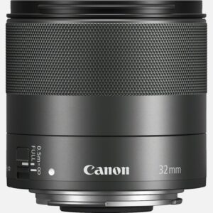 Das EF-M 32mm f/1.4 STM ist ein hochwertiges EF-M Festbrennweiten-Objektiv mit einer natrliche Perspektive. Es ist lichtstark und diskret und sorgt fr auergewhnlich klare Aufnahmen. Diese Standard-Festbrennweite bildet ein 51mm-Bildfeld ab, das dem des menschlichen Auges sehr hnlich ist. Damit erfasst es das Motiv sehr realistisch und detailreich, was ideal fr die Portrt- und Street-Fotografie ist. Das reaktionsschnellen Objektiv ist dank seiner hohen Lichtstrke von 1:1,4 ideal fr den Low-Light-Einsatz und fr kreative Bokeh-Effekte. Vorteile Eine kreative Festbrennweite fr spiegellose Systemkameras ideal fr die Portrt- und Street-Fotografie Die hohe Lichtstrke erweitert auch die kreativen Mglichkeiten beim Fokussieren, indem das Motiv gegen eine attraktive Hintergrundunschrfe gestochen scharf hervorgehoben werden kann Die kompakte und unauffllige Konstruktion mit einem Gehusedurchmesser von ca. 60,9 mm macht das Objektiv ideal fr die Street-Fotografie, bei der die Diskretion uerst vorteilhaft ist Das Objektiv bietet bei Nahaufnahmen einen erstklassigen 0,25-fachen Abbildungsmastab, was seine Vielseitigkeit als groartiges Allround-Standardobjektiv weiter erhht Der STM Autofokus arbeitet bei Videoaufnahmen extrem gleichmig und ermglicht weiche Fokusbergnge, die natrlicher wirken Die asphrische Linse reduziert Reflexionen und optimiert die Abbildungsqualitt Die Super Spectra Vergtung reduziert Linsenreflexionen und Streulicht bei Aufnahmen gegen das Licht Nur mit spiegellosen Systemkameras der EOS M Serie kompatibel Lieferumfang EF-M 32mm f/1,4 STM Objektiv Objektivdeckel E-43 Objektivrckdeckel EB Benutzerhandbuch Gut geeignet fr Portrt Street Alle technischen Daten zeigen Preise und Auszeichnungen .