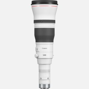 Mit dem RF 1200mm F8L IS USM sind Entfernungen kein Problem mehr. Das Ultra-Teleobjektiv setzt dabei neue Mastbe bei der optischen Leistung. Mit einem 4-Stufen-Bildstabilisator, einer Lichtstrke von 1:8 und einem leichten Gehuse aus Magnesiumlegierung ermglicht dieses unglaubliche 1200mm-Teleobjektiv Aufnahmen aus der freien Hand mit ultimativer Bildqualitt. Damit ist es ein starkes Objektiv fr die Wildlife-Fotografie, das sich auch hervorragend fr Sport- und berwachungsaufnahmen eignet. Dank der hervorragenden Arbeit der Canon Ingenieure ist eine auergewhnliche Detailtreue mglich selbst bei weit entfernten Motiven. Denn bei der Konstruktion der L-Serie steht die Benutzerfreundlichkeit im Vordergrund, die durch eine Naheinstellgrenze von nur 4,3 m noch weiter verbessert wird, so dass Motive ber einen greren Entfernungsbereich verfolgt werden knnen. Vorteile Das Objektiv liefert hervorragende Teleaufnahmen und bietet die lngste native Brennweite fr eine spiegellose Kamera, mit einer ntzlichen Blende von F8 und einem optischen 4-Stufen-Bildstabilisator fr erstaunliche Ergebnisse bei wenig Licht Das bisher leichteste und krzeste 1200mm-Objektiv der L-Serie von Canon ist ein leistungsstarkes Teleobjektiv, das sich perfekt fr die Vogelfotografie eignet und auch Sportarten auf weite Entfernung, Wildlife, Nachrichten und andere interessante Motive diskret einfangen kann Die optimierte Gewichtsverteilung sorgt fr ein gutes Handling, whrend Fluorit-, UD- und Super-UD-Linsen mit fortschrittlichen Vergtungen atemberaubend scharfe Bilder liefern Die wrmeisolierende Auenfarbe schtzt die Optik im Inneren, whrend eine Fluorbeschichtung Staub und Spritzwasser von Front- und Hinterlinse abweist Die Blende lsst sich in 1/8 Stufen verstellen, was ideal fr Videoaufnahmen ist. Der optische Bildstabilisator arbeitet mit dem kamerainternen IS zusammen und sorgt fr eine beeindruckende Stabilisierung Zu den benutzerdefinierten Optionen gehren zwei Voreinstellungen fr den Fokus und eine anpassbare AF-Stop-Taste. Das Objektiv ist voll kompatibel mit RF Extendern, und fr alle, die von einem anderen System kommen, kann sogar die Drehrichtung der manuellen Fokussierung umgekehrt werden Lieferumfang RF 1200mm F8L IS USM Objektiv Einsteckfilter-Halter 52 (WIII) mit 52-mm-Schutzfilter Objektivdeckel E-185C Objektivrckdeckel RF Streulichtblende ET-160 (WIII) Objektivtasche LS1200 Breiter Objektiv-Trageriemen B Benutzerhandbuch