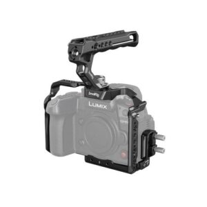 SmallRig Cage Kit für die Panasonic LUMIX GH6 ermöglicht Aufnahmen aus geringer Höhe und schützt die Kamera