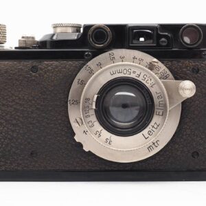 Dieses gepflegte Leica Leitz 1 Gehäuse + Leitz Elmar 50mm 3.5 Objektiv wurde komplett überprüft und befindet sich technisch im einwandfreien Zustand. Das Gehäuse befindet sich