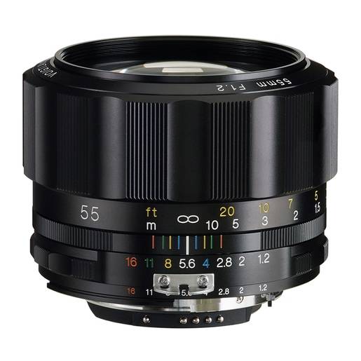 Das Voigtländer 55mm F1.2 Nokton SLIIs ist ein lichtstarkes Standardobjektiv mit manuellem Fokus und wurde für Spiegelreflexkameras konzipiert. Äußerlich interpretiert es die