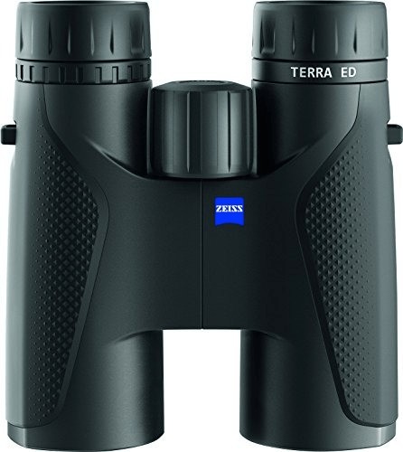 Terra ED 10x42 Das ZEISS TERRA ED 10x42 bietet mehr Vergrößerung bei gleichem Gewicht. Das Fernglas überzeugt daher gerade bei Beobachtungen auf weite Distanzen. Das TERRA ED