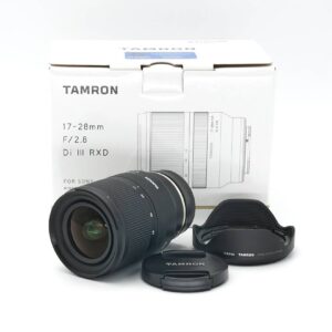 Retoure zum Sondepreis Dieses Tamron 17-28mm Objektiv ist eine Kundenretoure und befindet sich nach wie vor im Neuzustand. Lediglich die Gegenlichtblende weist leichte