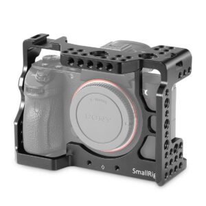 SmallRig 2087 Cage für Sony A7RIII Passgenauer Kamera-Cage mit diversen Bohrungen zum Anbringen von Zubehör. Features • Passt perfekt an die Kamera • Mit Blitzschuh zum