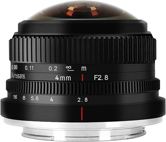 Das TTArtisan 4mm F2.8 ist ein Rundschreiber-Kameraobjektiv mit einem beeindruckenden 225° Ultra-Weitwinkel