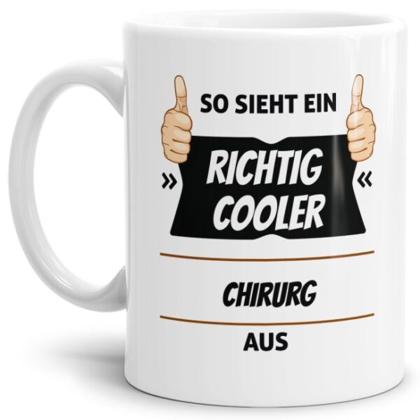 Berufe-Tasse aus hochwertiger Keramik mit Spruch - So sieht ein richtig cooler Chirurg aus. Die neue Lieblingstasse für den morgendlichen Kaffee...