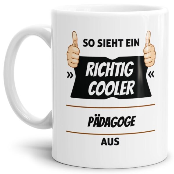 Berufe-Tasse aus hochwertiger Keramik mit Spruch - So sieht ein richtig cooler Pädagoge aus. Die neue Lieblingstasse für den morgendlichen Kaffee...