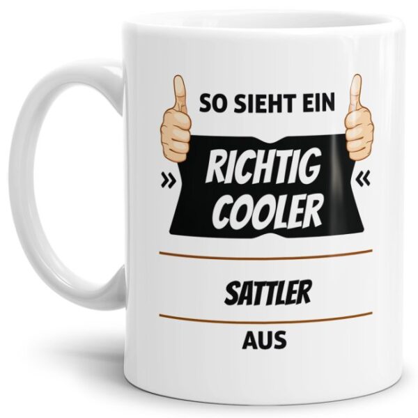 Berufe-Tasse aus hochwertiger Keramik mit Spruch - So sieht ein richtig cooler Sattler aus. Die neue Lieblingstasse für den morgendlichen Kaffee...