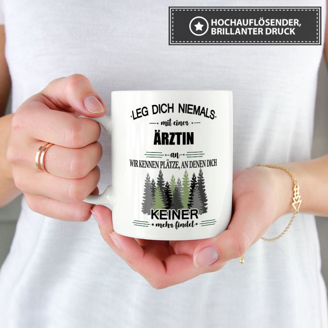 Ihr sucht das passende Geschenk für Kollegen oder Freunde? Dann seid ihr mit dieser Berufe-Tassen mit lustigem Spruch - Leg dich niemals mit einer...