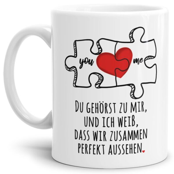 Liebevoll gestaltete Tasse in Weiß mit Puzzleteil-Motiv und süßem Spruch - Du gehörst zu mir - für Verliebte