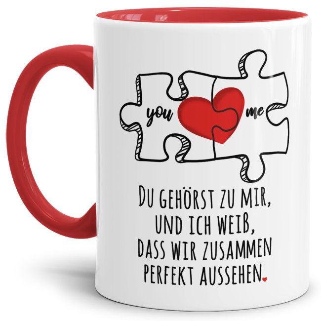 Liebevoll gestaltete Tasse in Rot mit Puzzleteil-Motiv und süßem Spruch - Du gehörst zu mir - für Verliebte