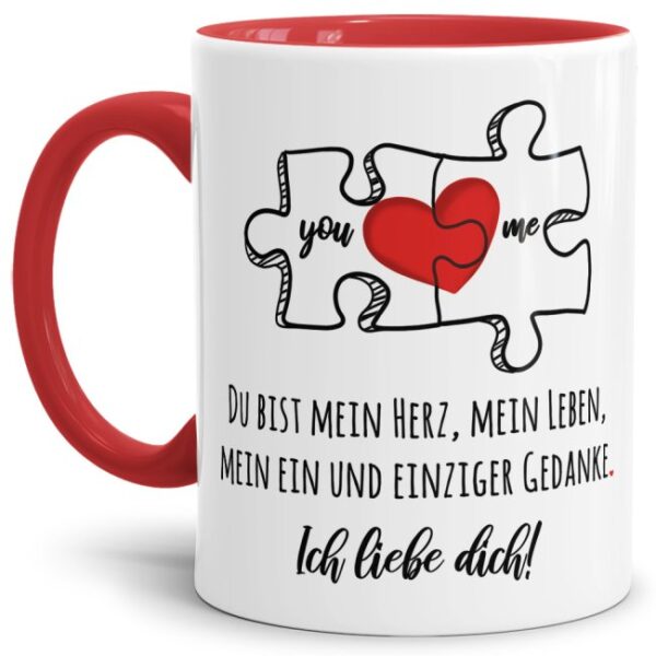 Liebevoll gestaltete Tasse in Rot mit Puzzleteil-Motiv und süßem Spruch - Du bist mein Herz - für Verliebte