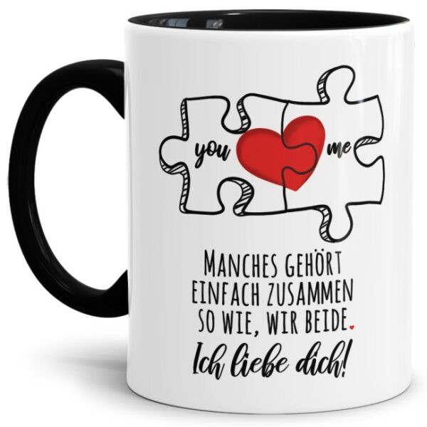 Liebevoll gestaltete Tasse in Schwarz mit Puzzleteil-Motiv und süßem Spruch - Manches gehört zusammen - für Verliebte