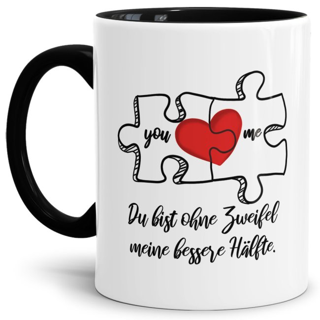 Liebevoll gestaltete Tasse in Schwarz mit Puzzleteil-Motiv und süßem Spruch - Meine bessere Hälfte - für Verliebte