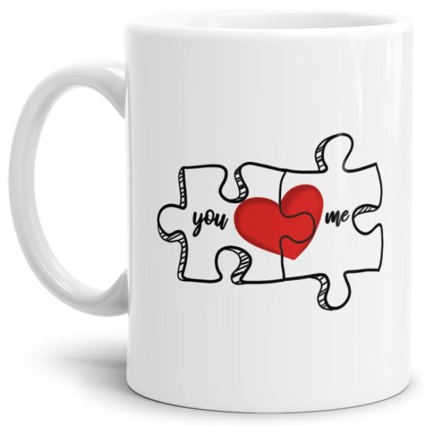 Liebevoll gestaltete Tasse in Weiß mit Puzzleteil-Motiv und süßem Spruch - You and Me - für Verliebte