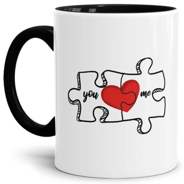 Liebevoll gestaltete Tasse in Schwarz mit Puzzleteil-Motiv und süßem Spruch - You and Me - für Verliebte