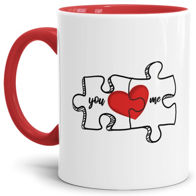 Liebevoll gestaltete Tasse in Rot mit Puzzleteil-Motiv und süßem Spruch - You and Me - für Verliebte