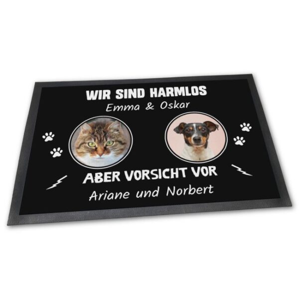 Fußabtreter mit Hunde-Spruch - Wir sind harmlos - aber Vorsicht vor X"- mit Fotos und Namen selbst gestalten. Mit dieser Fußmatte direkt an der..."