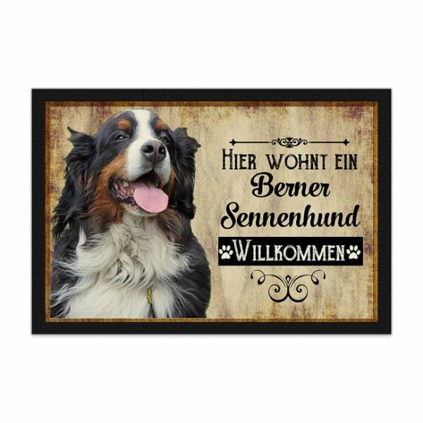 Wunderschöne Fußmatte mit Hundespruch - Hier wohnt ein Berner Sennenhund. Eine besonders schöne Geschenkidee für alle Hundebesitzer in der Familie...