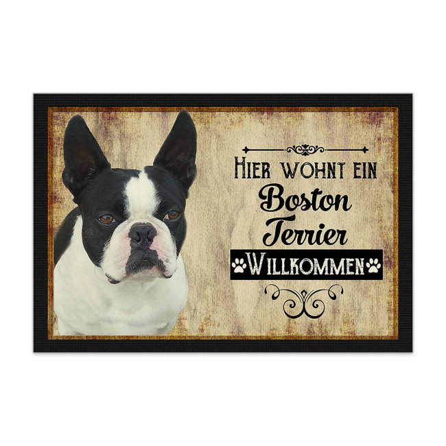 Wunderschöne Fußmatte mit Hundespruch - Hier wohnt ein Boston Terrier. Eine besonders schöne Geschenkidee für alle Hundebesitzer in der Familie...