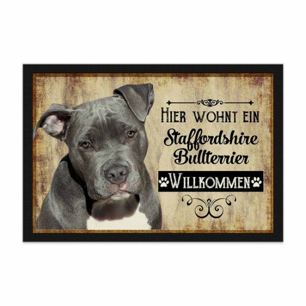 Wunderschöne Fußmatte mit Hundespruch - Hier wohnt ein Staffordshire Bullterrier. Eine besonders schöne Geschenkidee für alle Hundebesitzer in der...