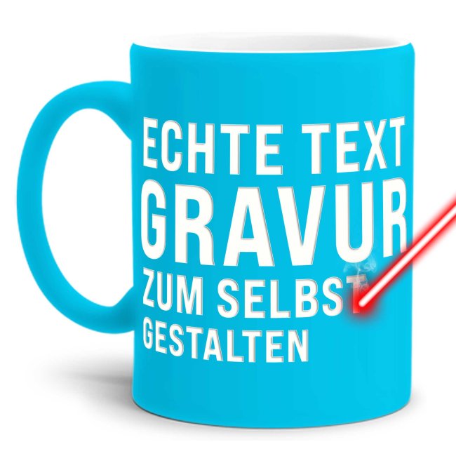 Beschrifte hier Deine persönliche Tasse mit Gravur. Es stehen Dir 5 Zeilen zum Gestalten zur Verfügung. Wähle aus vielen verschiedenen Schriftarten...