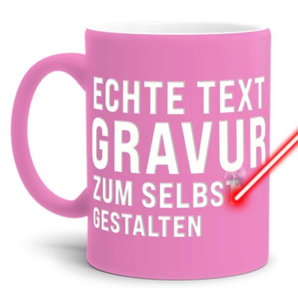 Beschrifte hier Deine persönliche Tasse mit Gravur. Es stehen Dir 5 Zeilen zum Gestalten zur Verfügung. Wähle aus vielen verschiedenen Schriftarten...