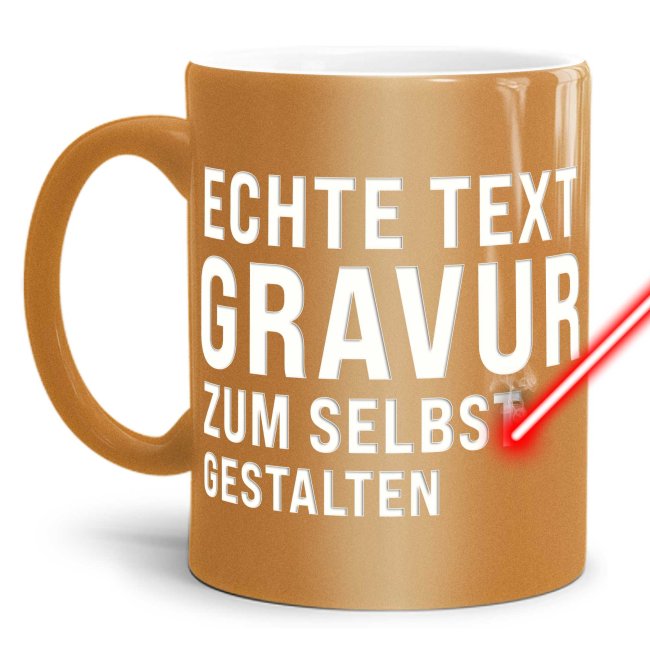 Gestalte hier Deine gravierte Tasse mit Wunschtext und glänzendem Metallic-Effekt. Es stehen Dir 5 Zeilen zum Beschriften zur Verfügung. Wähle aus...