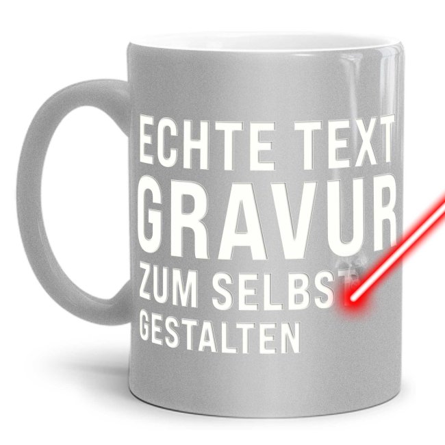 Gestalte hier Deine gravierte Tasse mit Wunschtext und glänzendem Metallic-Effekt. Es stehen Dir 5 Zeilen zum Beschriften zur Verfügung. Wähle aus...