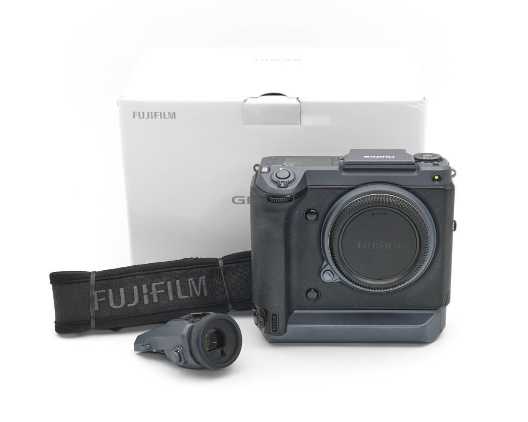 Dieses Fujifilm GFX100 Gehäuse wurde komplett überprüft und befindet sich im technisch einwandfreien Zustand. Die Kamera weist teils etwas stärkere Spuren des Gebrauchs auf.