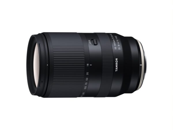 Tamron 18-300mm 3.5-6.3 DI III-A VC VXD für Fujifilm X-Mount Das 18-300mm F3.5-6.3 Di III-A VC VXD deckt einen großen Brennweitenbereich von circa 27 mm bis 450 mm