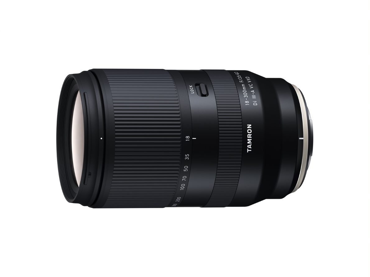 Tamron 18-300mm 3.5-6.3 DI III-A VC VXD für Fujifilm X-Mount Das 18-300mm F3.5-6.3 Di III-A VC VXD deckt einen großen Brennweitenbereich von circa 27 mm bis 450 mm