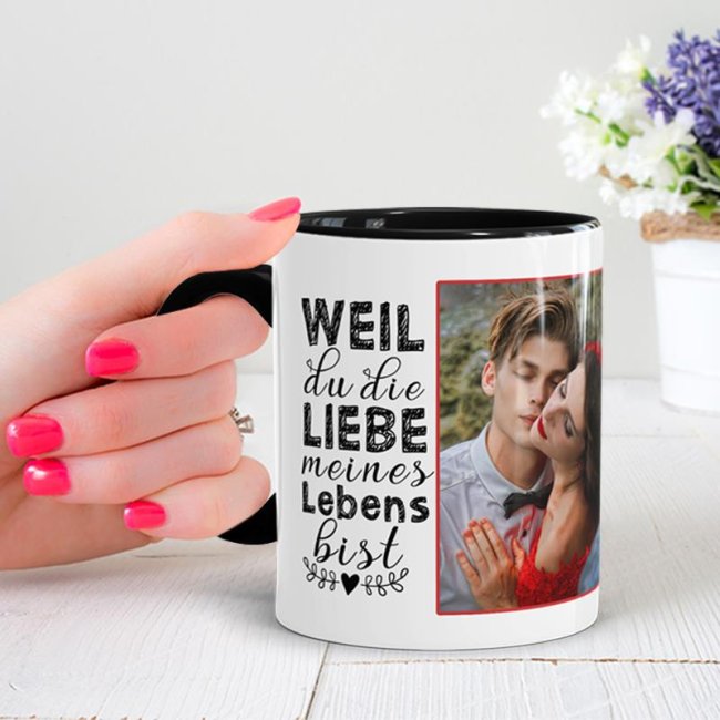 Die schwarze innere Färbung und der schwarze Henkel geben Deinem Foto auf der Tasse den passenden Akzent. So wird Dein Spruch oder Dein...