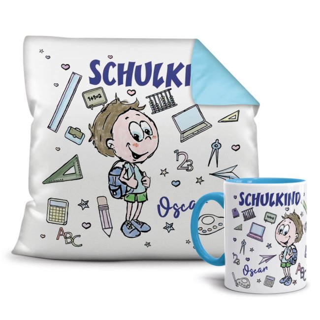 Ein besonders persönliches Einschulungsgeschenk sind unsere Geschenk-Sets mit kleinem Kissen 40 x 40 cm und passender Motivtasse für alle Jungen...