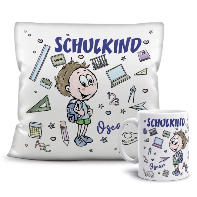 Ein besonders persönliches Einschulungsgeschenk ist dieses Geschenke-Set aus kleinem Kissen 40 x 40 cm und passender Motivtasse für alle Jungen...