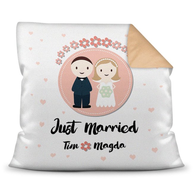 Hochwertiges Kissen mit Hochzeitsmotiv - Just married - personalisiert mit den Namen des Brautpaars. Süßes Hochzeitspaar auf einem Kissen mit den...