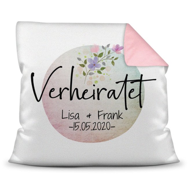 Hübsches Kissen mit Spruch - Rückseite in Rosa - Verheiratet - personalisierbar mit Deinen Wunschnamen und Deinem Wunschdatum für das frisch...