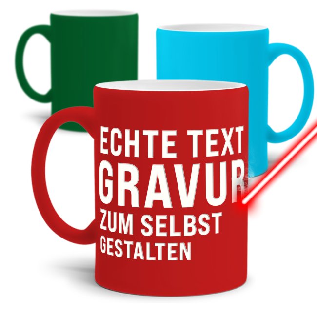 Beschrifte hier Deine persönliche Tasse mit Gravur. Es stehen Dir 5 Zeilen zum Gestalten zur Verfügung. Wähle aus vielen verschiedenen Schriftarten...