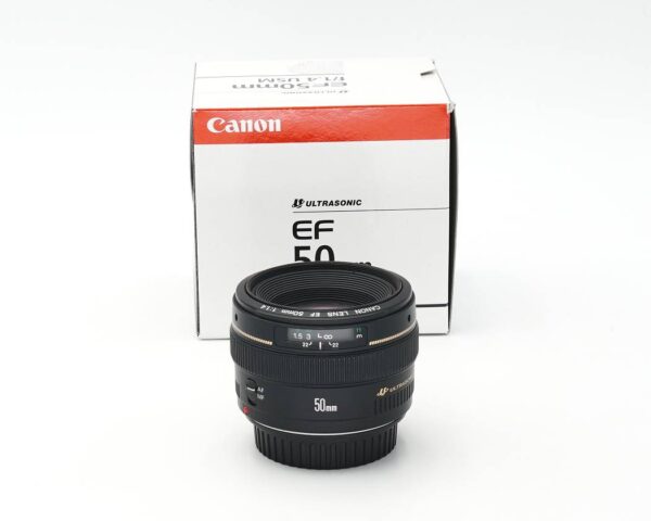 Dieses Canon 50mm 1.4 Objektiv wurde komplett überprüft und befindet sich technisch im einwandfreien Zustand. Das Objektiv befindet sich auch äußerlich im absoluten Topzustand