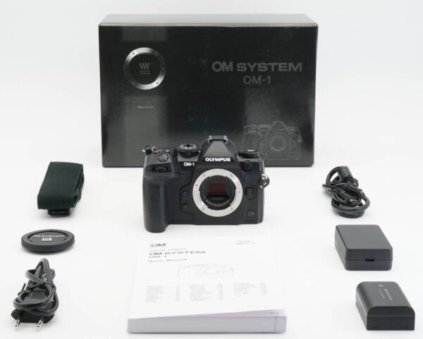 Dieses OM-System OM-1 Gehäuse stand lediglich in unserer Ausstellungsvitrine im Showroom. Die Kamera weist keinerlei Nutzungsspuren auf und befindet sich nach wie vor im