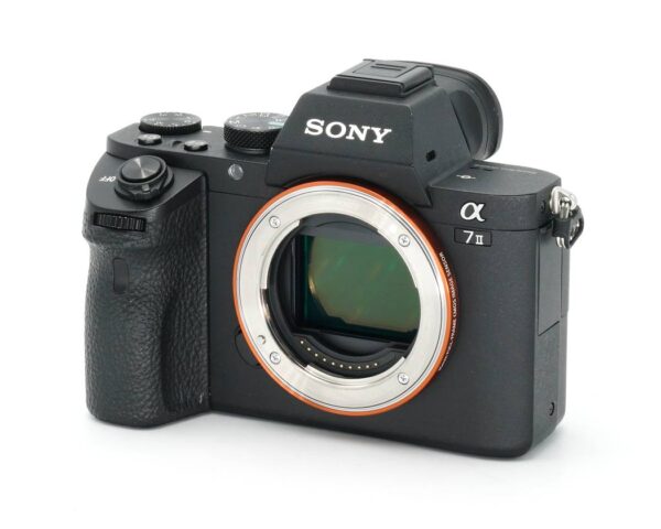 Dieses Sony Alpha 7 II Gehäuse befindet sich im technisch einwandfreien Zustand. Das Gehäuse weist optisch nur minimale Nutzspuren auf. Die Auslösezahl beträgt aktuell rund