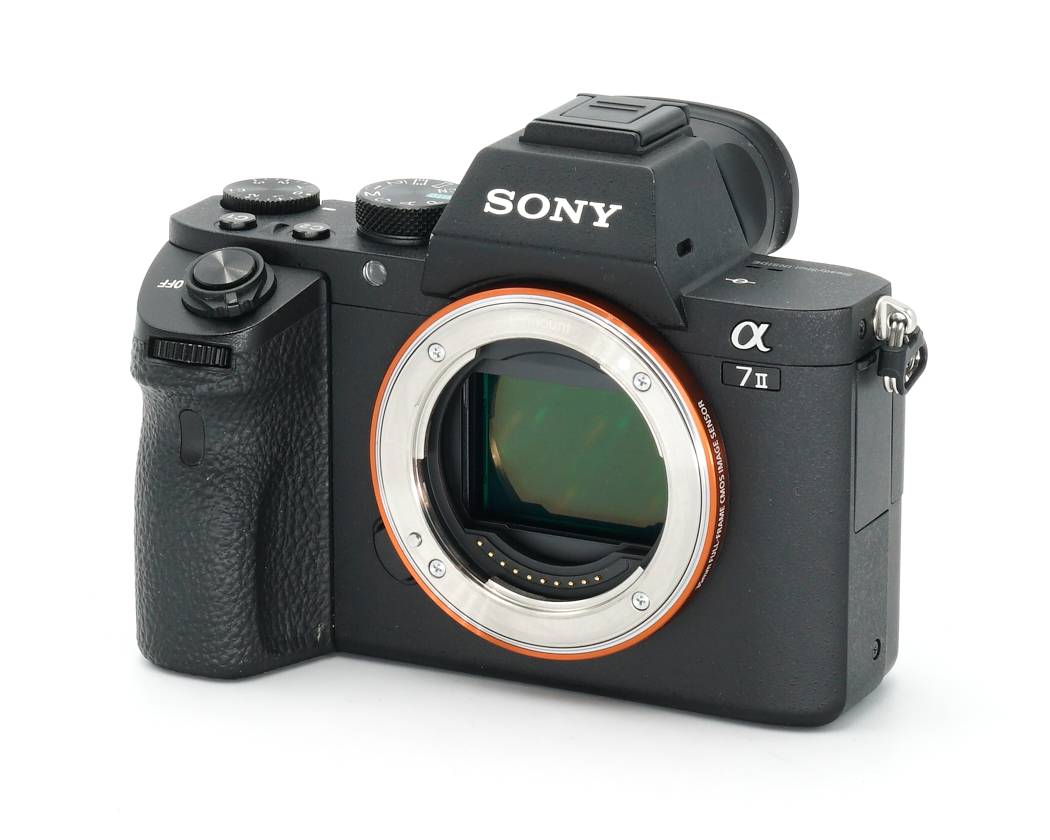 Dieses Sony Alpha 7 II Gehäuse befindet sich im technisch einwandfreien Zustand. Das Gehäuse weist optisch nur minimale Nutzspuren auf. Die Auslösezahl beträgt aktuell rund