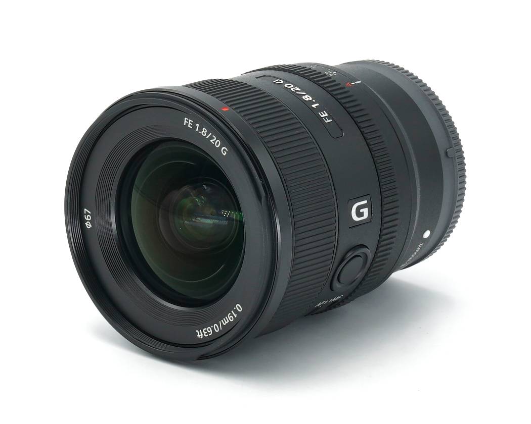 Ausstellungstück zum Sonderpreis Dieses Sony FE 20mm 1.8 Objektiv stammt aus unserem Showroom. Die Optik weist keinerlei Nutzspuren auf und befindet sich nach wie vor im