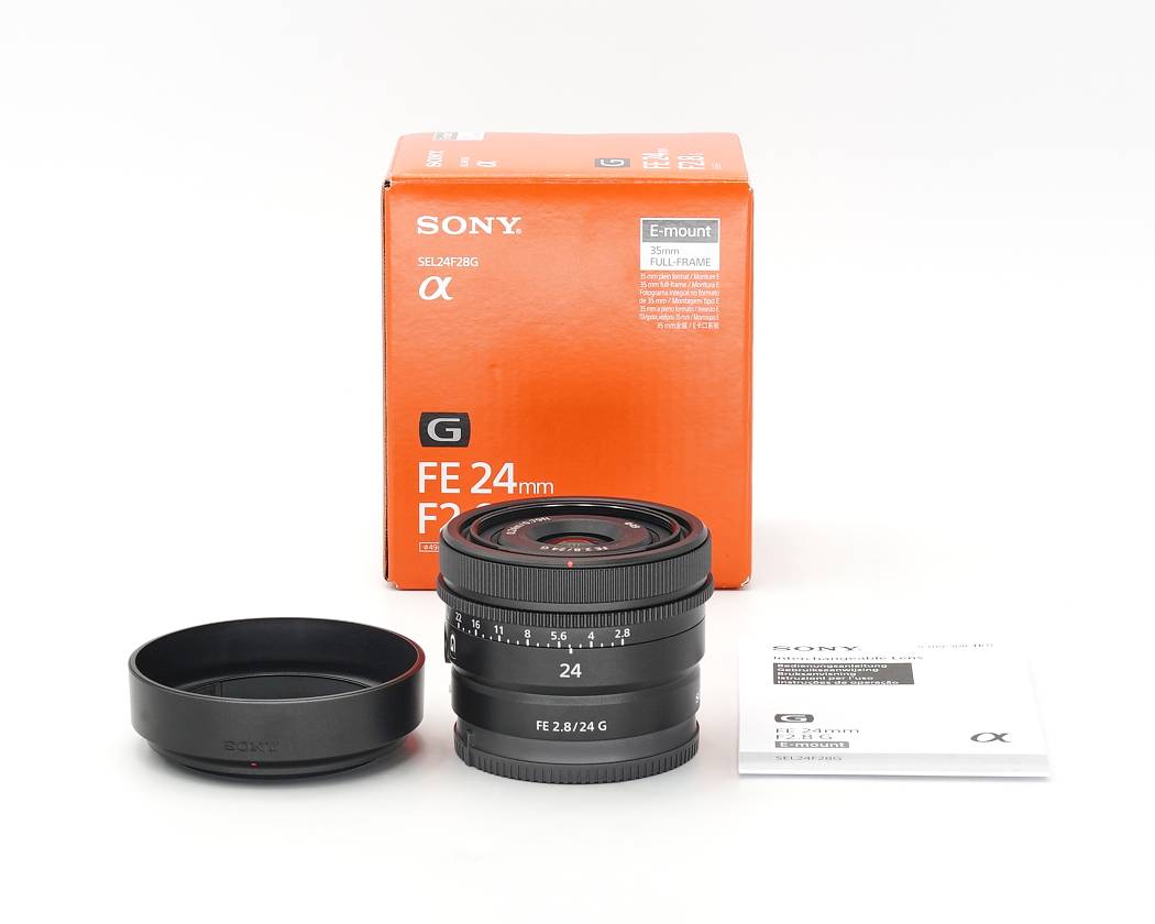 Dieses Sony 24mm Objektiv stammt aus unserem Showroom. Die Optik weist keinerlei Nutzspuren auf und befindet sich nach wie vor im Neuzustand. Lediglich die Gegenlichtblende