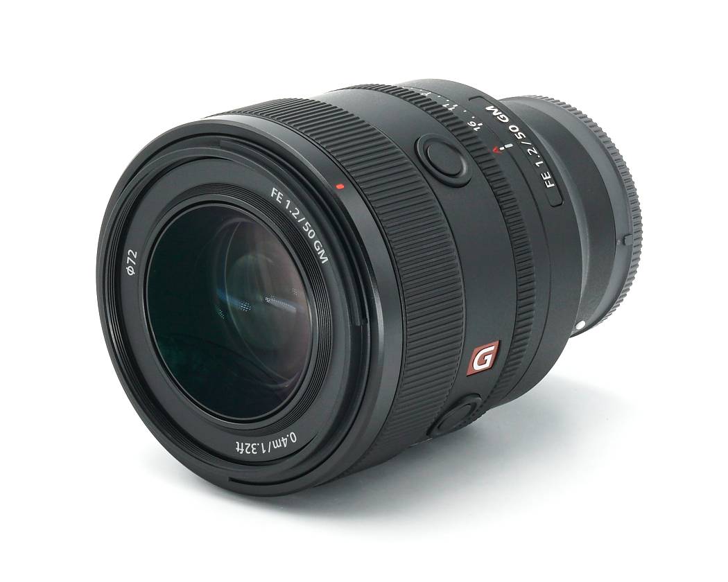 Dieses Sony 50mm 1.2 GM Objektiv ist eine Kundenretoure. Die Optik weist keinerlei Nutzspuren auf und befindet sich nach wie vor im Neuzustand. Sie erhalten das Objektiv im